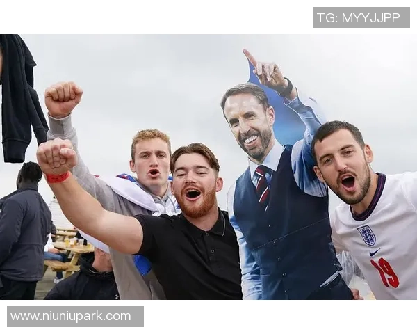 足球明星亲临赛场助威球迷热情高涨共同见证精彩瞬间