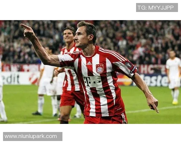 足球明星克洛泽精美摆件图片展现其传奇风采与运动精神